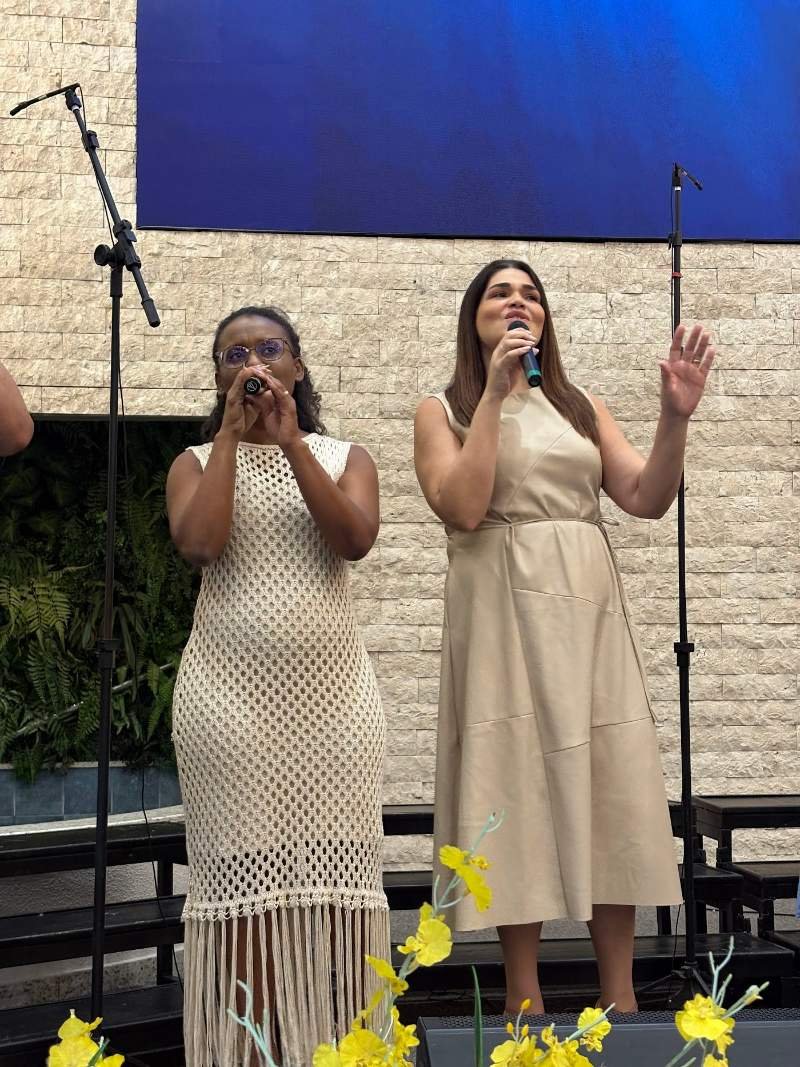 Vozes solo se apresentando com o coral ao fundo