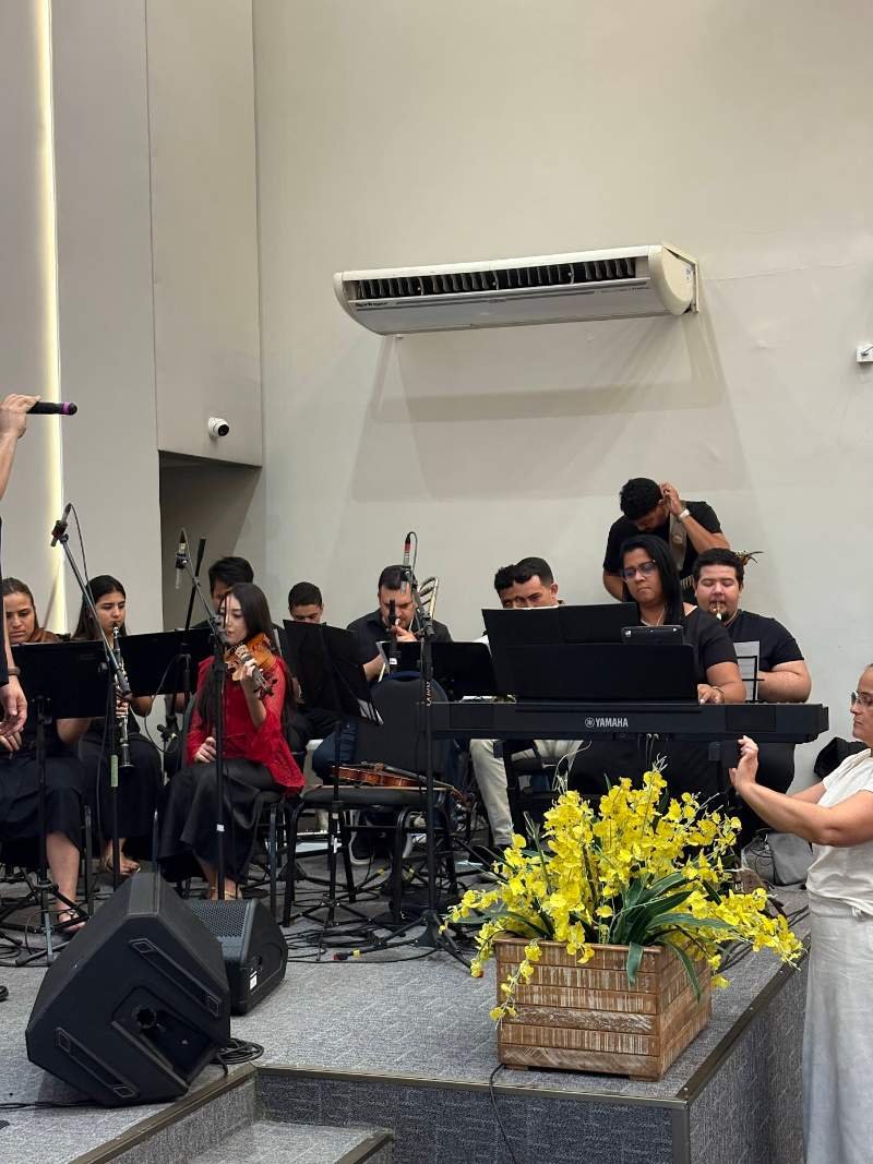 Banda ao vivo acompanhando o coral, com violino e teclado