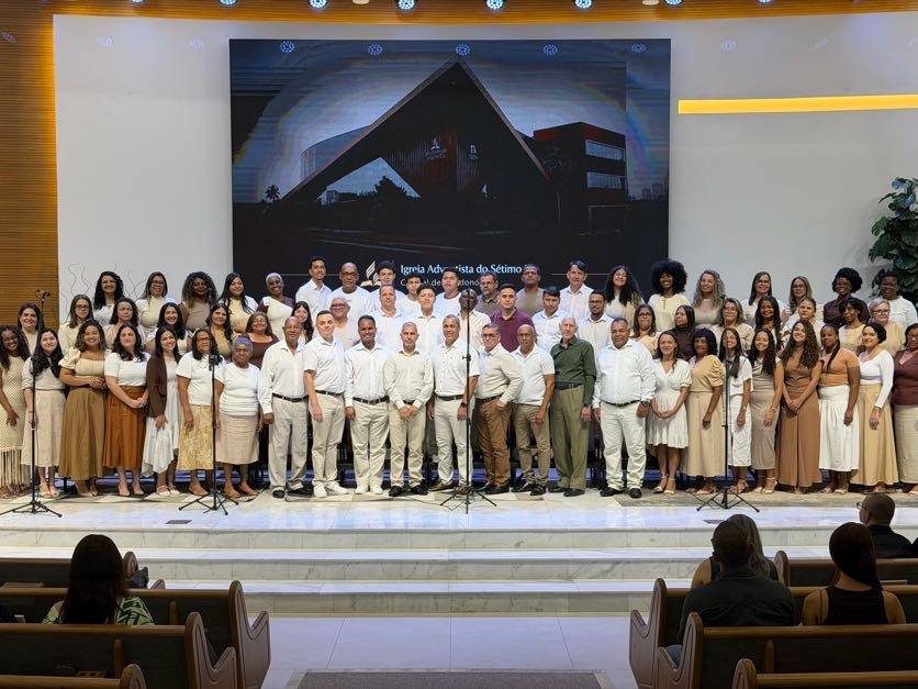 Coral completo em apresentação na Igreja Adventista do Sétimo Dia, Rondonópolis