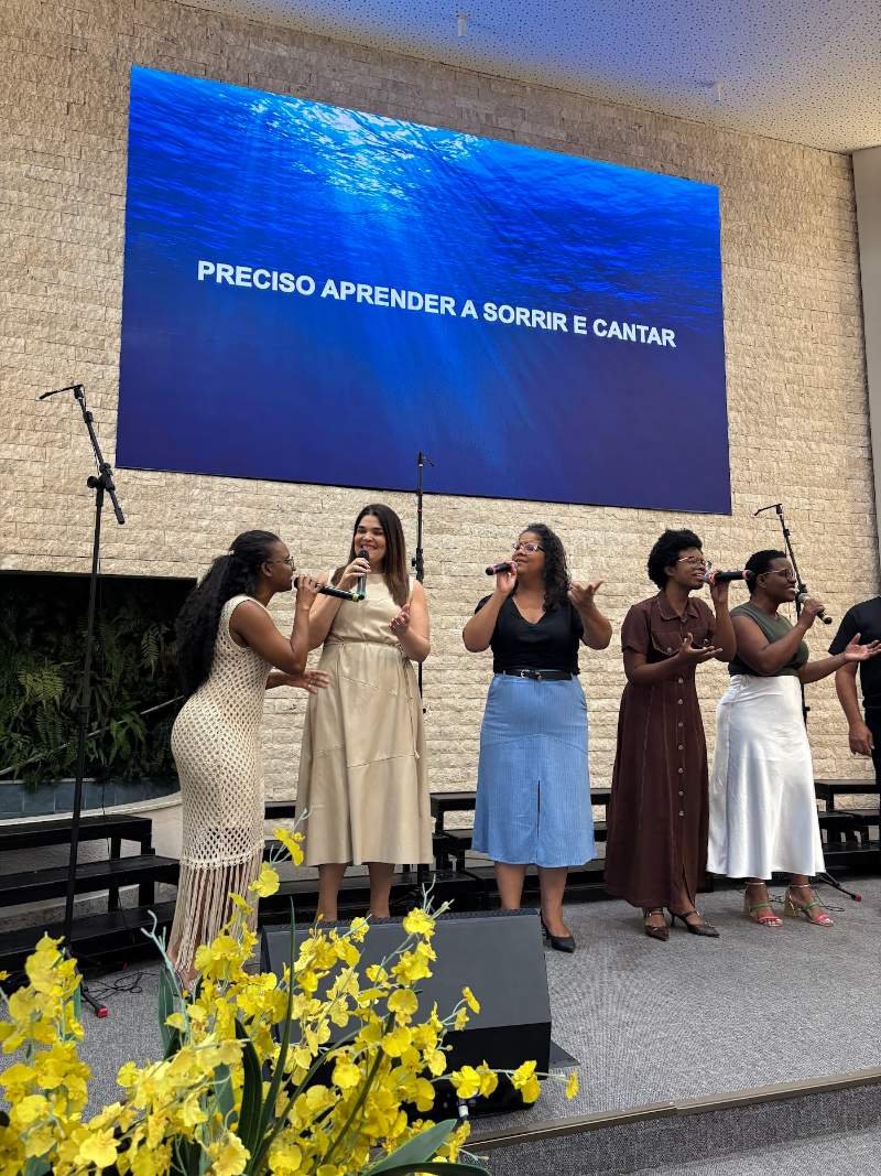 Vozes solo cantando com o coral ao fundo